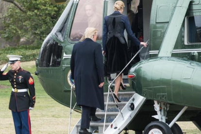 Trump y su hija Ivanka suben al helicóptero presidencial para acudir a recibir los restos del militar caído en Yemen, el 1 de febrero.-NICHOLAS KAMM