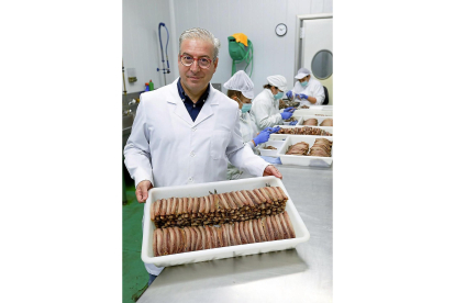 Óscar García Villa muestra las sardinas que comercializa el Pescador de Villagarcía.-J. M. LOSTAU