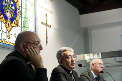 De izquierda a derecha: El deán de la Catedral, José Andrés Cabrerizo; el arzobispo de Valladolid, Luis Argüello y el ecónomo diocesano, José María Conde; durante una rueda de prensa. ICAL