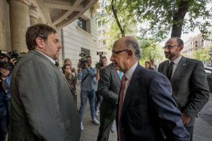 Oriol Junqueras y Cristóbal Montoro, a las puertas de la sede de Foment del Treball, el 23 de mayo del 2016.-RICARD FABRIQUE