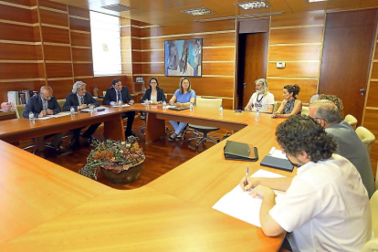 Sáez, junto a los representantes de los afectados por el cierre de las clínicas iDental y Sarrión.-ICAL