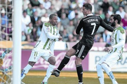 Cristiano Ronaldo propina una patada sin balón a Edimar en la jugada que le costó la expulsión.-Foto: AFP/ CRISTINA QUICLER