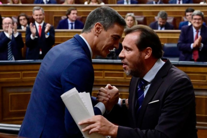 Pedro Sánchez felicita a Óscar Puente tras su réplica a Feijóo en la investidura fallidad del líder del PP.-JAVIER SORIANO