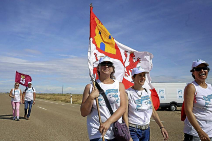 Integrantes de la 'Marcha Blanca' realizan el recorrido de la cuarta etapa entre La Mudarra y Villanubla.-ICAL