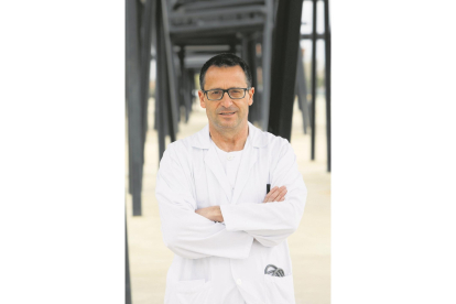 El neumólogo Tomás Ruiz Albi en la puerta del Hospital Universitario Río Hortega de Valladolid. - J. M. LOSTAU