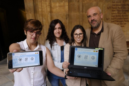 Participantes en el proyecto Connect-Alzheimer en las instalaciones de la Universidad Pontificia de Salamanca.-ENRIQUE CARRASCAL