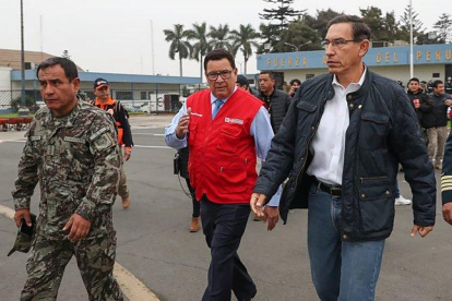 El presidente de Perú, Martín Vizcarra , durante su gira por la zona afectada por el terremoto.-AFP / PRESIDENCIA DEL PERU