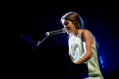 La cantante Amaia Romero durante su concierto en el Universal Music Festival en el Teatro Real de Madrid.