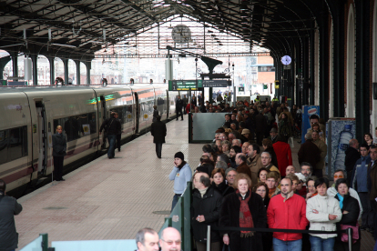 La estación de trenes Campo Grande-Valladolid, abarrotada de gente esperando la llegada del AVE. - ICAL