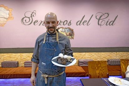 El cocinero Nano Catalina, posa en el interior de uno de los comedores del restaurante Senderos del Cid.  / E.M.