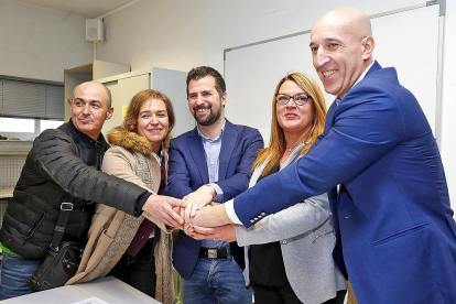 Luis Tudanca y José Antonio Diez firman un contrato programa con las Ampas de Eras de Renueva y Camino del Norte.-ICAL