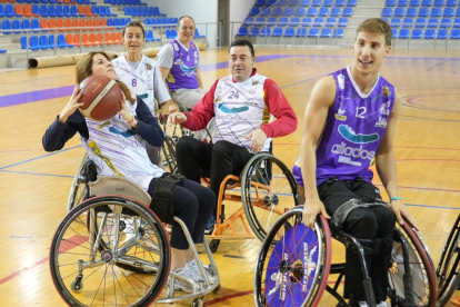 Partido de baloncesto en silla de ruedas con autoridades en el día de la Discapacidad. / J. M. LOSTAU
