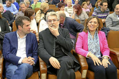 El secretario del PSOE, Luis Tudanca, el escultor Miguel Isla y la consejera de Agricultura, Milagros Marcos, ayer.-ICAL
