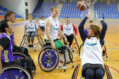 Partido de baloncesto en silla de ruedas con autoridades en el día de la Discapacidad. / J. M. LOSTAU