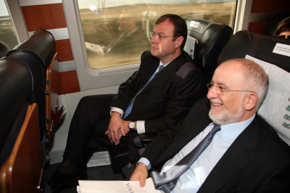 El ex consejero de Fomento, Antonio Silván, y el ex secretario de Estado, Victor Morlán, durante el trayecto oficial de la línea de Alta Velocidad entre Madrid, Segovia y Valladolid. - ICAL