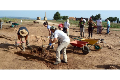Parte de los voluntarios que escavarán los restos de Numancia durante la última quincena de julio.-ÁLVARO MARTÍNEZ
