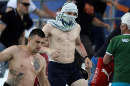 Vándalos rusos, durante los incidentes del pasado sábado en Marsella contra los 'hooligans' ingleses.-AFP / VALERY HACHE