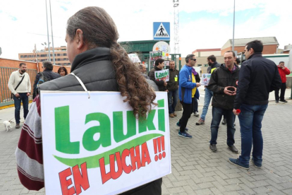 Los trabajadores de Lauki se concentran frente a la fábrica de Valladolid-ICAL