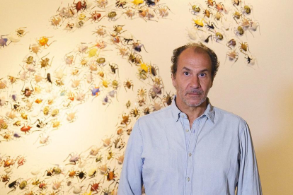 El artista vallisoletano Eugenio Ampudia junto a su obra ‘Plaga (Cucarachas)’.-JUSTMAD