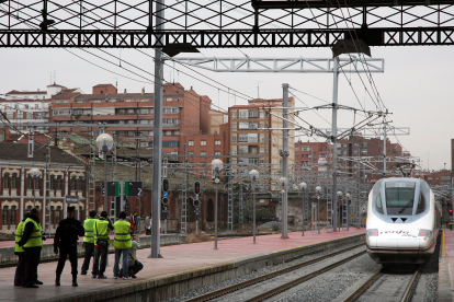 Llegada del AVE a la estación de trenes Campo Grande-Valladolid. - ICAL