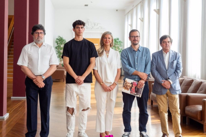 La concejala de Cultura y Educación, Irene Carvajal, y el director del Teatro Calderón Txema Viteri han presentado Grease, el Musical por el Ayuntamiento de Valladolid.- EUROPA PRESS