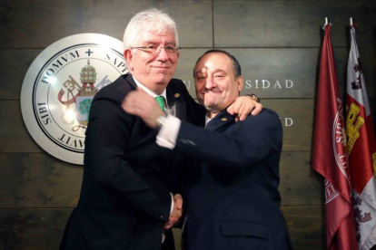 El rector de la Universidad de Valladolid, Daniel Miguel San José, y el rector de la Universidad de León, José Ángel Hermida, firman el acuerdo para la constitución del Aula Confucio de la UVa.-ICAL