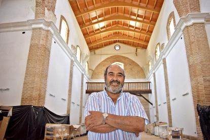Javier Sanz Cantalapiedra, en el interior de la antigua iglesia de la Orden Tercera, en obras, que pronto se convertirá en un espacio cultural en torno al vino.-ARGICOMUNICACIÓN