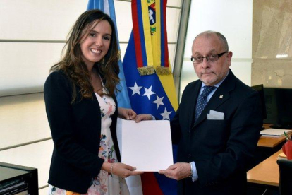 El Ministro de Relaciones Exteriores argentino, Jorge Faurie, recibió las copias de estilo de las credenciales de Trotta.-EMBAJADA DE VENEZUELA EN ARGENTINA