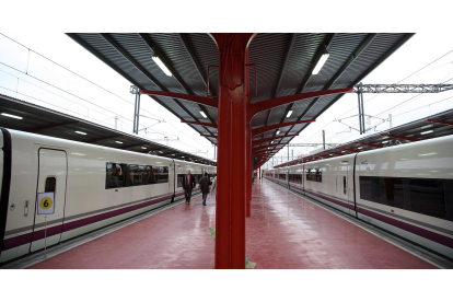 El AVE en la estación de trenes de Chamartín de Madrid. - ICAL
