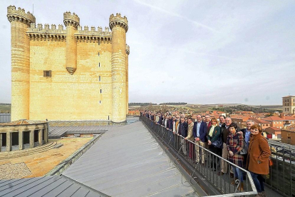 Los alcaldes y concejales de los distintos pueblos de la provincia en el castillo de Fuensaldaña.-J.M. LOSTAU