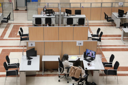Varias empleadas trabajan en una oficina de la Agencia Tributaria. -E.PRESS