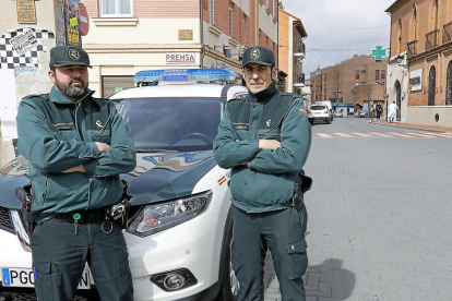 Carlos Manuel Pérez y Luis Paniagua ayer, junto al vehículo en el que realizan sus patrullas en Olmedo.-J.M.LOSTAU