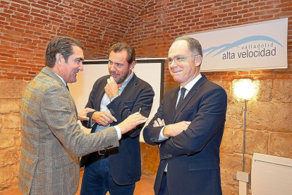 El consejero Juan Carlos Suárez-Quiñones conversa con Óscar Puente y con el presidente de Adif, Juan Bravo, tras la reunión celebrada en Valladolid.-E. M.