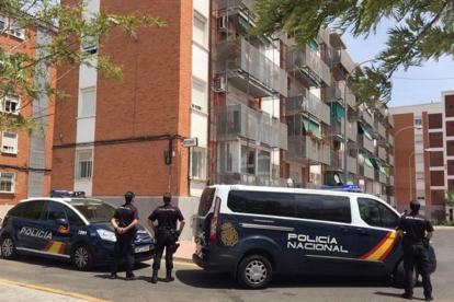 Tres agentes de policía han resultado heridos leves tras intervenir el el barrio de Pajarillos.-E.M