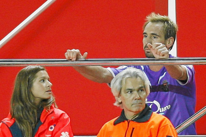 El centrocampista del Real Valladolid (detrás) permanece en la bocana del túnel de vestuarios del estadio Ramón Sánchez Pizjuán, tras ser expulsado en un partido ante el Sevilla. EL MUNDO