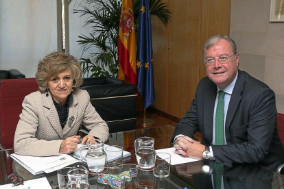 La ministra de Sanidad y el alcalde de León, durante la entrevista que mantuvieron en Madrid.-ICAL
