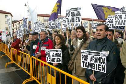 Miembros de la Plataforma Ciudadana por el Ferrocarril de Aranda de Duero (Burgos), protestan frente a la estación de trenes de Valladolid, durante la inauguración de la línea de alta velocidad entre Madrid, Segovia y Valladolid. - ICAL
