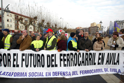 Miembros de la Plataforma Social en Defensa del Ferrocarril de Ávila, protestan frente a la estación de trenes de Valladolid, durante la inauguración de la línea de alta velocidad entre Madrid, Segovia y Valladolid. - ICAL