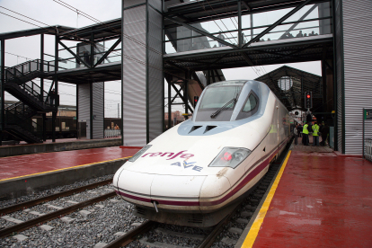 Llegada del primer tren de la línea de alta velocidad entre Madrid, Segovia y Valladolid a la estación de trenes de la capital vallisoletana. - ICAL