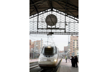 Llegada del primer tren de la línea de alta velocidad entre Madrid, Segovia y Valladolid a la estación de trenes de la capital vallisoletana. - ICAL