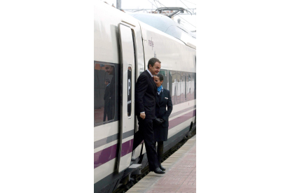 El ex presidente del Gobierno, José Luis Rodríguez Zapatero, llega a la estación de trenes de Valladolid e inaugura la línea de alta velocidad entre Madrid, Segovia y Valladolid. - ICAL
