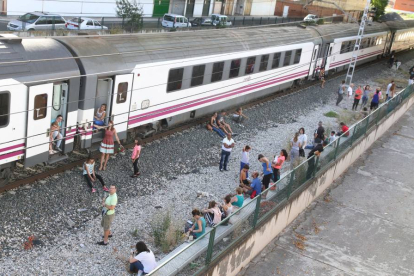 Numerosos pasajeros del tren, que cubre la línea Vigo-Hendaya, se quedan parados por avería a la altura de la avenida Reyes Católicos en la ciudad de Palencia-Ical