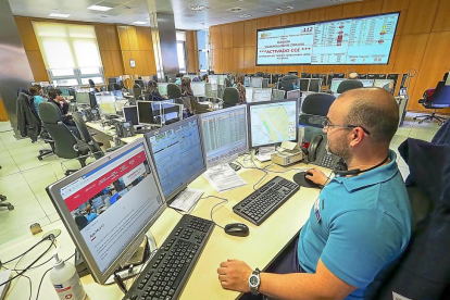 El coordinador de la Sala de Emergencias 112 ante las pantallas en las que controla las llamadas que se reciben.-MIGUEL ÁNGEL SANTOS (PHOTOGENIC)