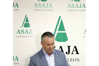 El presidente autonómico de Asaja, Donaciano Dujo, durante la rueda de prensa.-ICAL