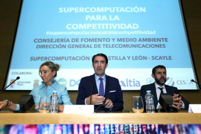 Juan Carlos Suárez-Quiñones, presenta la Jornada  junto a la directora general de Telecomunicaciones, Victoria Seco y el director del centro de Supercomputación, Vicente Matellán.-ICAL
