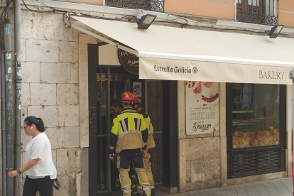 Bomberos de Valladolid rescatan a un joven que tenía un examen de oposición y había quedado encerrado en una cafetería. -EP