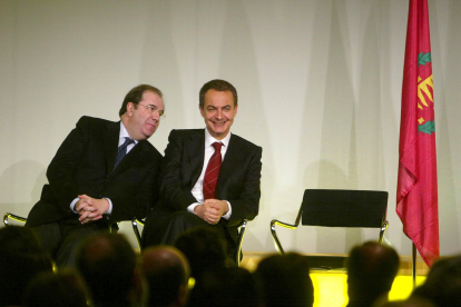El ex presidente del Gobierno, José Luis Rodríguez Zapatero, y el ex presidente de la Junta, Juan Vicente Herrera, bromean durante la inauguración de la línea de alta velocidad entre Madrid, Segovia y Valladolid. - ICAL