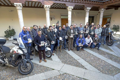 Miembros de Motorclub y de la Diputación de Valladolid presentan la guía.-MIGUEL Á. SANTOS (PHOTOGENIC)