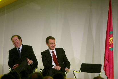 El ex presidente del Gobierno, José Luis Rodríguez Zapatero, y el ex presidente de la Junta, Juan Vicente Herrera, conversan durante la inauguración de la línea de alta velocidad entre Madrid, Segovia y Valladolid. - ICAL