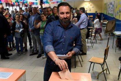 Santiago Abascal, presidente de Vox, vota en Madrid para las elecciones municipales, autonómicas y europeas de este domingo.-AFP / PIERRE-PHILIPPE MARCOU